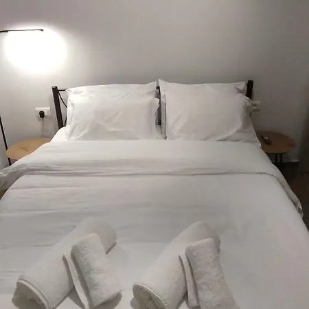 The Kumquat Place * Tríkala